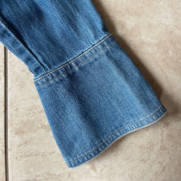 Old Navy Fitted Snap Front Chambray Shirt - Picture 4 of 5